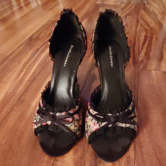 3/$25- open toe heels - Picture 2 of 5